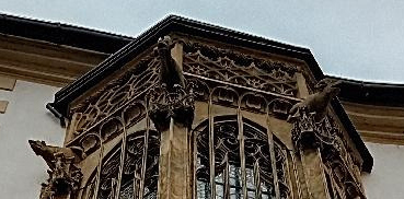 J. Králová: Arkýř kaple sv. Jeronýma na jižní fasádě olomoucké radnice v Olomouci. Nejvýše jsou čtyři figury zoomorfních chrličů – prase, kozel, beran, medvěd. Jsou symbolickým zpodobněním lidských neřestí.